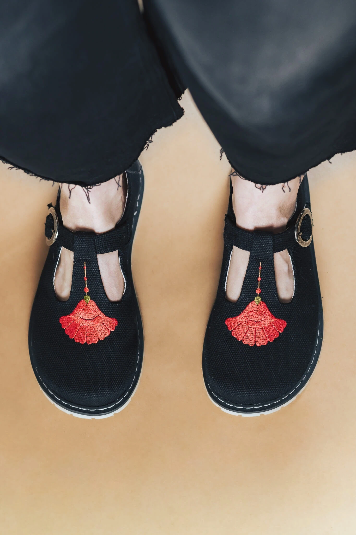 Босоногие туфли Sambas the bambas Claveles — чёрные с вышивкой, фото 2