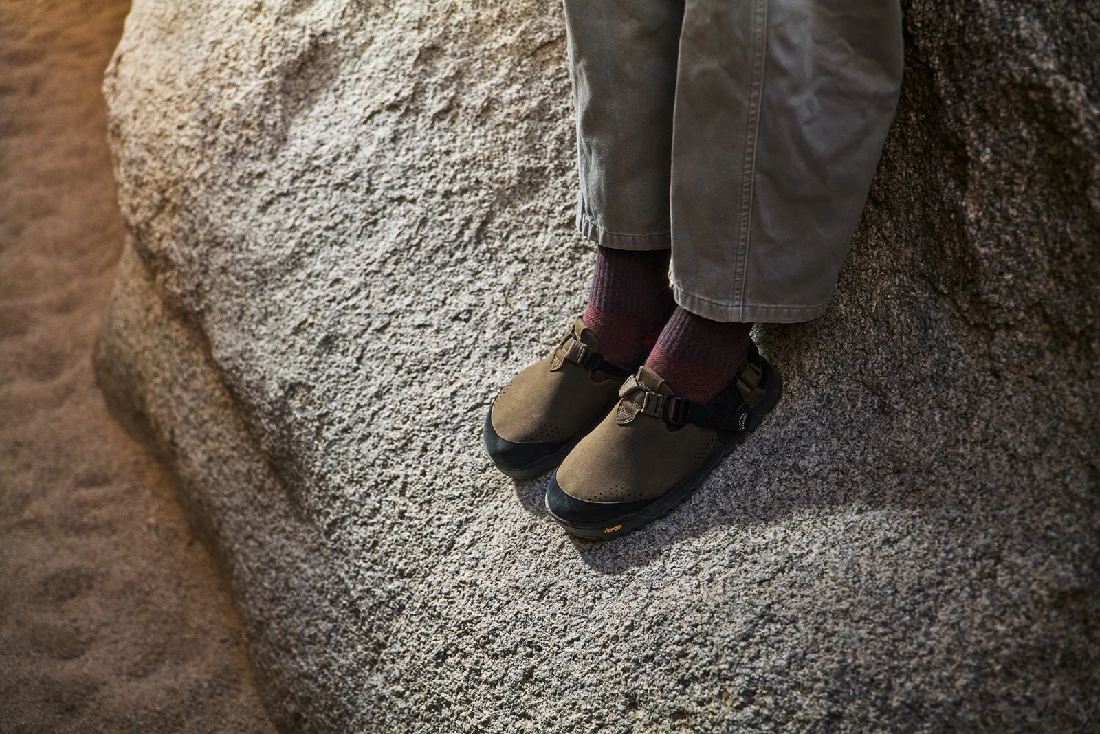 Сабо Bedrock Mountain Clog - Synthetic Suede — сосновая шишка, фото 5
